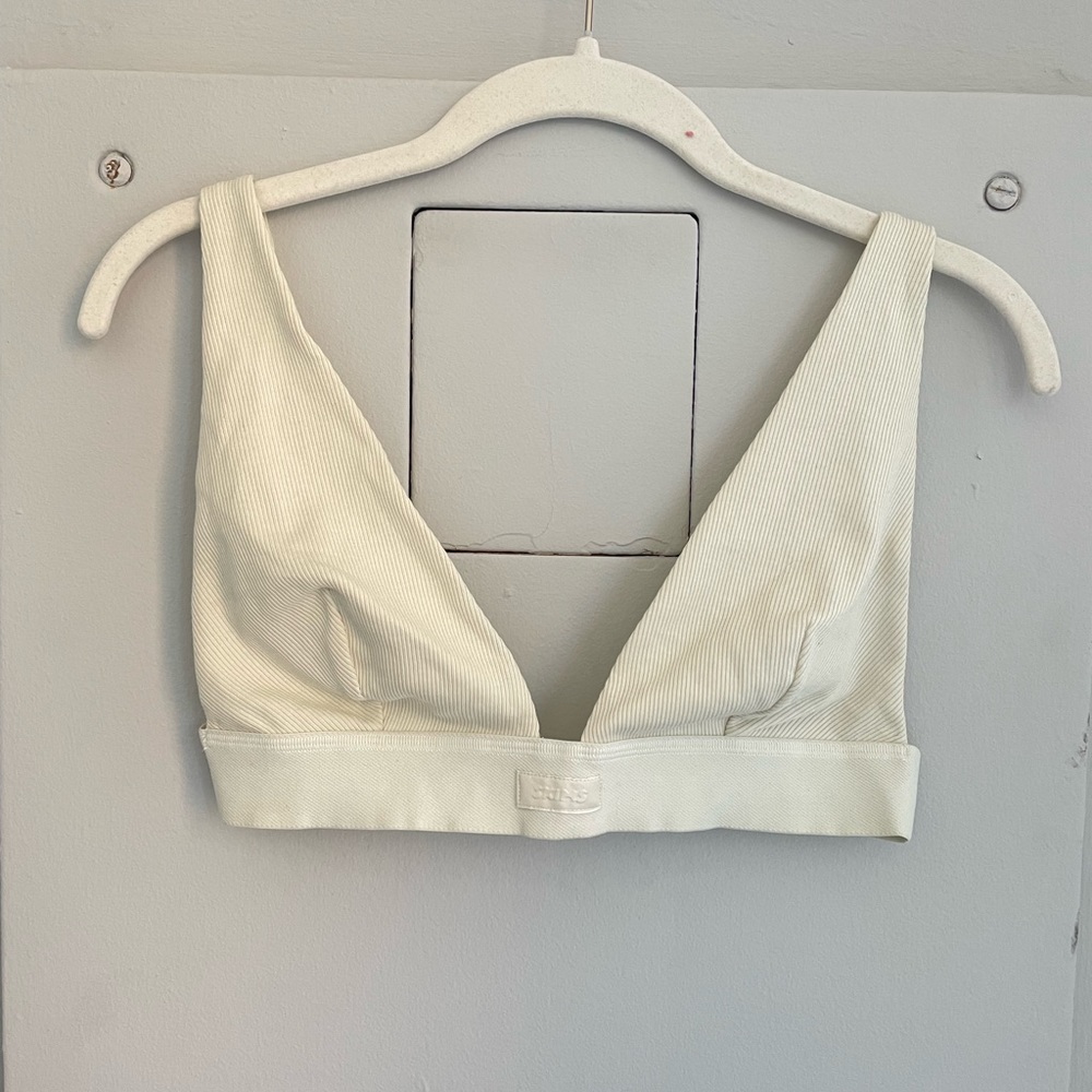 SKIMS Bone Ribbed Plunging Bra - Picture 6 of 8